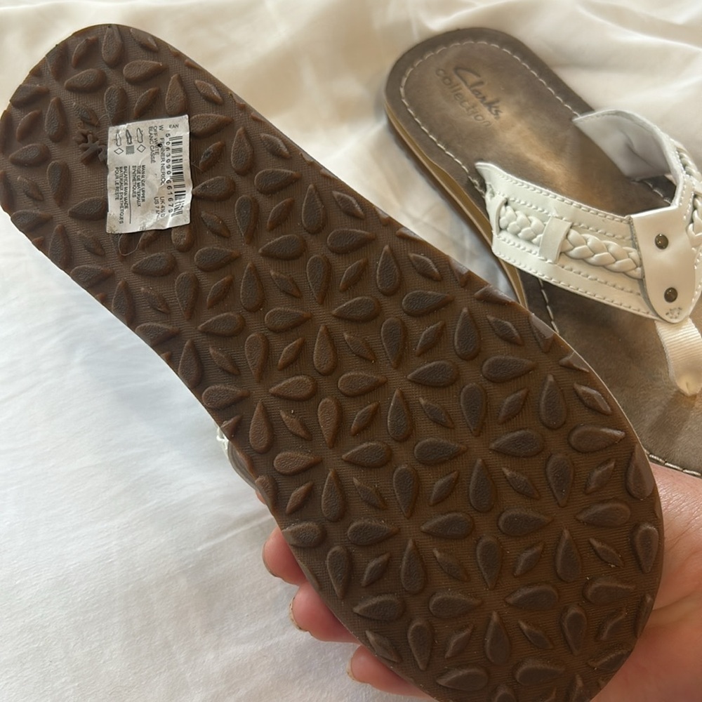 Clarks off white Flip Flops Sandals  Women sz 7 M - Picture 2 of 3